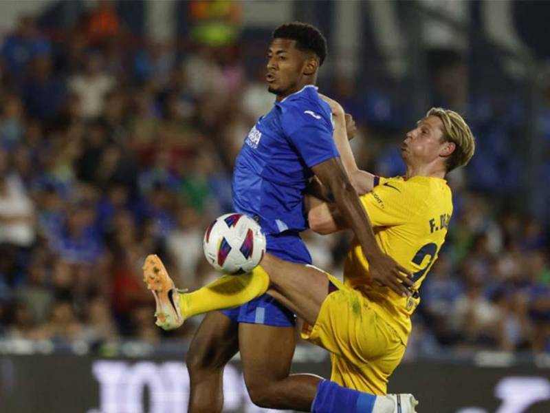 Choco Lozano en la disputa de la pelota con el neerlandés Frenkie De Jong.