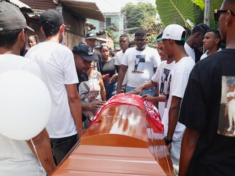 Familiares y amigos cargan el féretro de Pablo Andrés Carabalí, hermano de Jorelyn Carabalí, jugadora de la selección Colombia de fútbol femenino.