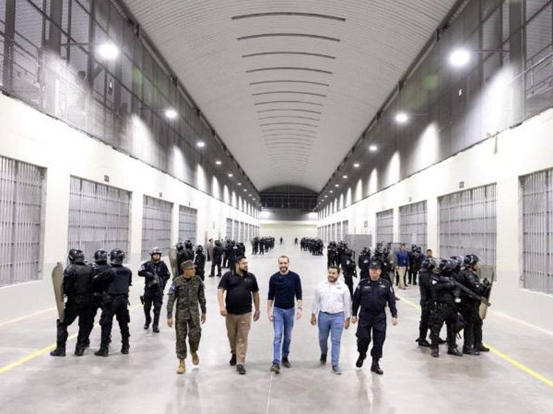 Bukele realizó un recorrido por la nueva prisión junto a sus ministros y elementos de seguridad.