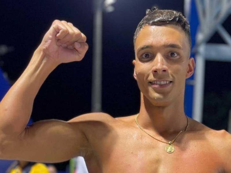 Julio Horrego celebrando la medalla de bronce obtenida en El Salvador.