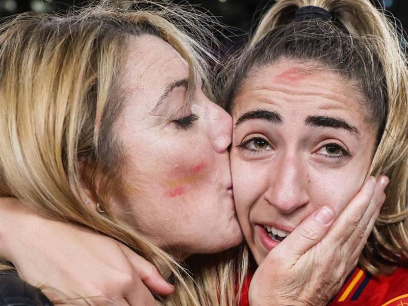 Olga Carmona (derecha) celebrando el título de campeona del mundo.