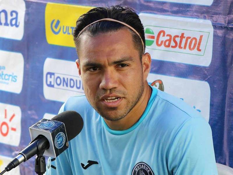 José Escalante compareció en rueda de prensa.