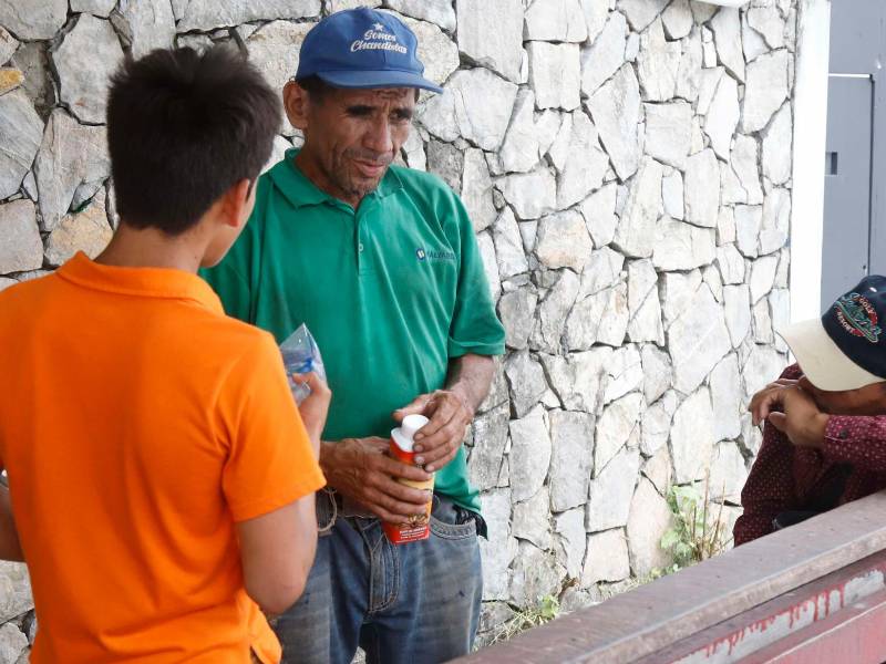 <b><span class=mln_uppercase_mln>Parientes de los hermanos Hilda Suyapa y Misael José Orellana llegaron ayer a la morgue forense a reclamar los cuerpos.</span></b>