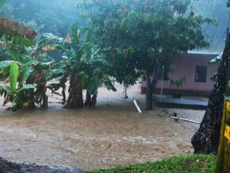La tormenta tropical Nana entró a Centroamérica por la costa atlántica de Honduras. En Islas de la Bahía, Caribe hondureño, ya se reportaron las primeras inundaciones.