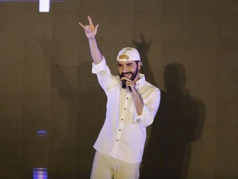 Al bloquear a personas con las que está en desacuerdo, Bukele les niega el acceso a información pública. EFE