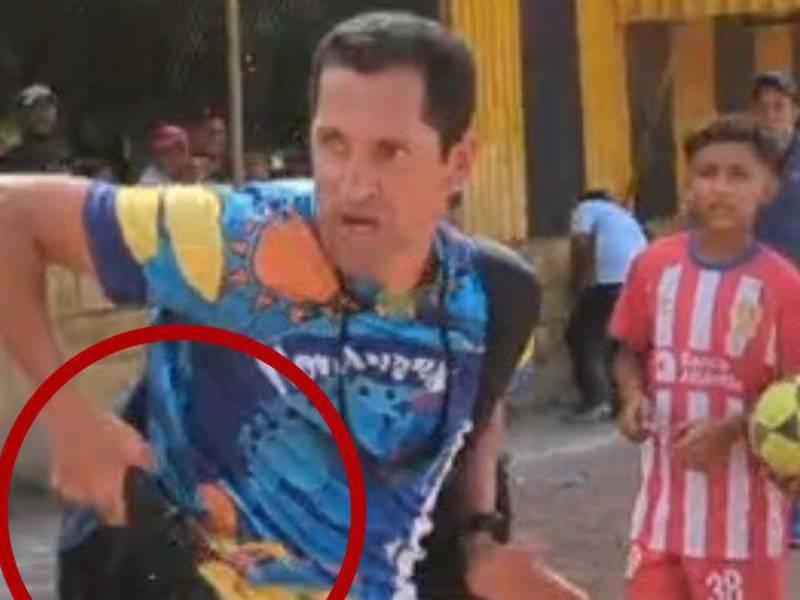 El individuo se sacó un arma de fuego ante la mirada de los niños y padres de familia.