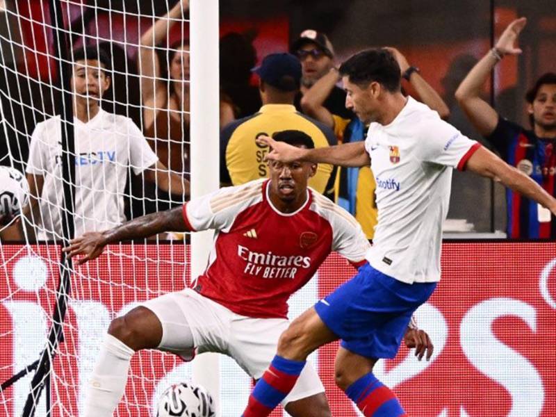 Lewandowski en el momento que sacó el zurdazo y el balón se fue al fondo de las redes.