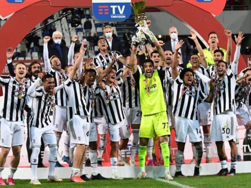 La Juventus le ganó al Atalanta en la final de la Copa Italia y levantó el título. Foto AFP