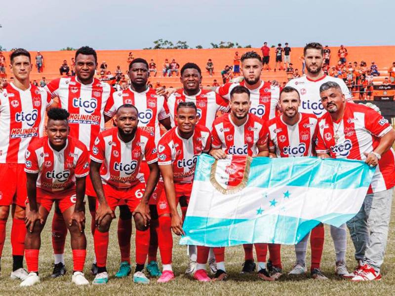 El Vida anunció de manera oficial la primera baja del club y es el estadounidense Jonathan Bornstein.