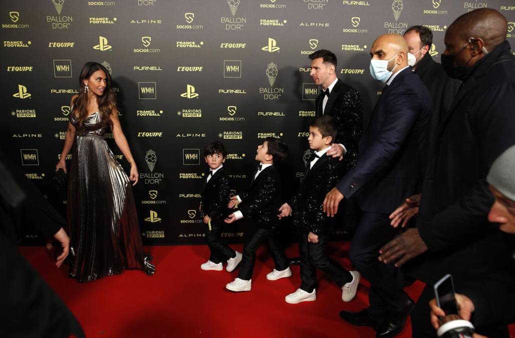 Lionel Messi pasando por la alfrombra roja con su hermosa esposa, Antonela Roccuzzo, y sus hijos.