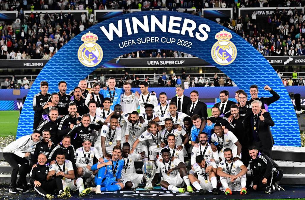 La fiesta del Real Madrid con el trofeo de la Supercopa de Europa.