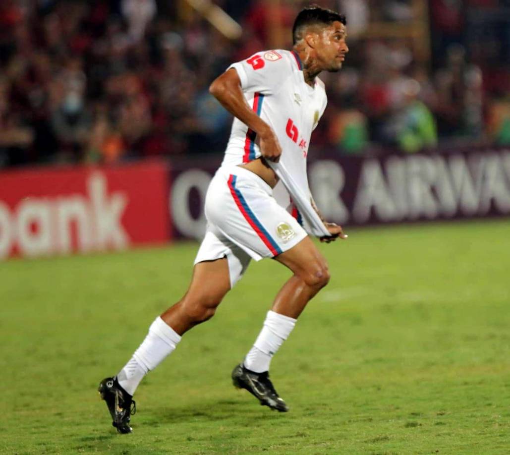 El brasileño Gabriel Araújo es otro de los futbolistas que renovaron de manera oficial su contrato con el Olimpia.