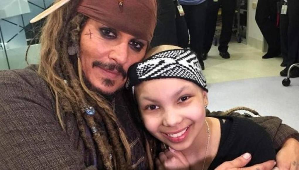 'Jack Sparrow' visita a niños con cáncer