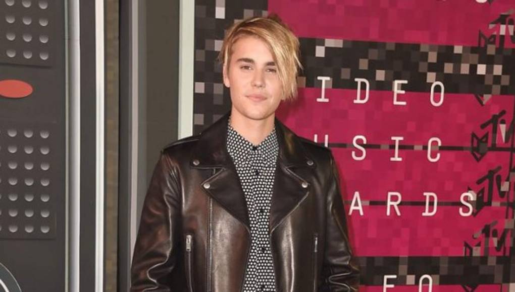 Justin Bieber se cae bailando merengue