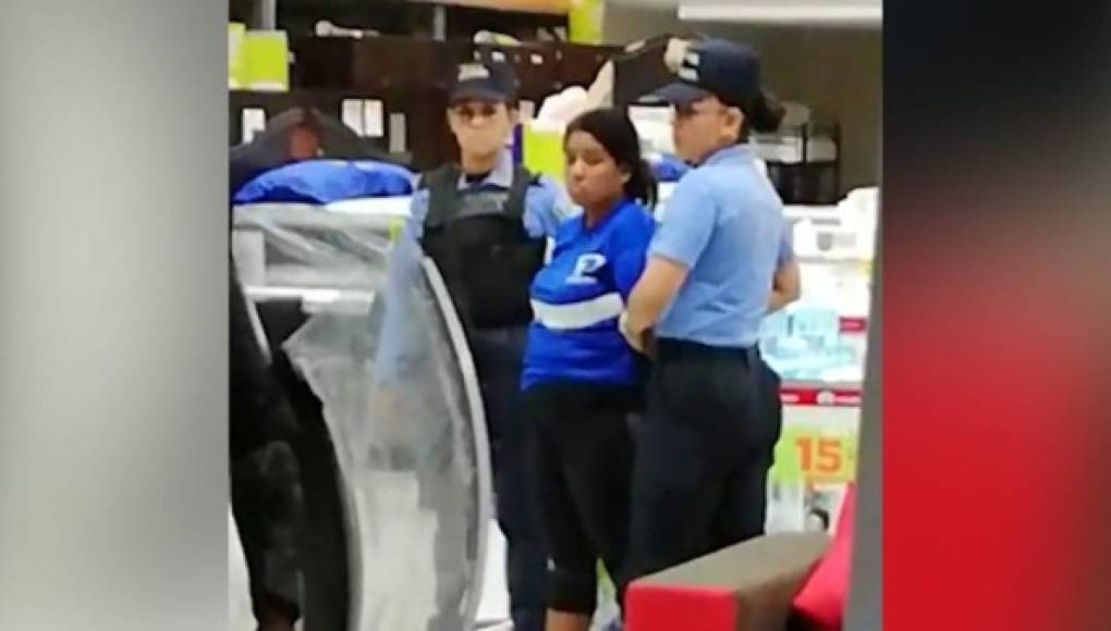 Mujer quedó atrapada durante horas en comercial que fue saqueada en San Pedro Sula