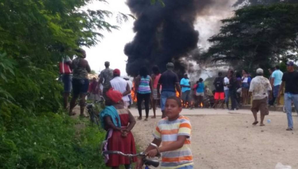 Incendian camión militar en Colón tras muerte de dos garífunas