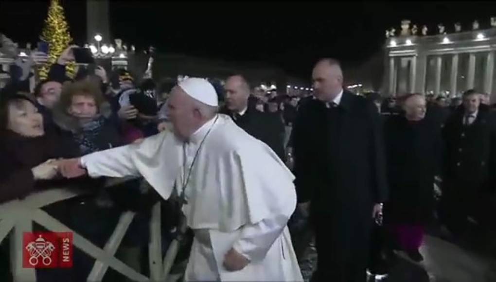 VIDEO: El Papa Francisco en 'problemas' por perder la paciencia con una feligrés