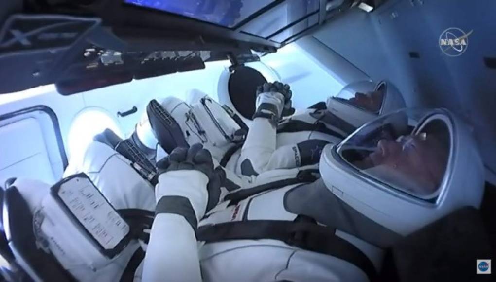 Astronautas de cápsula de SpaceX abordan la Estación Internacional tras acople
