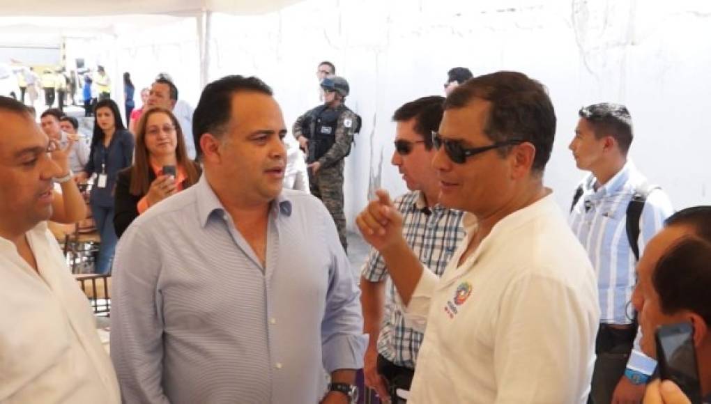 Rafael Correa comparte con alcalde de San Pedro Sula, Armando Calidonio