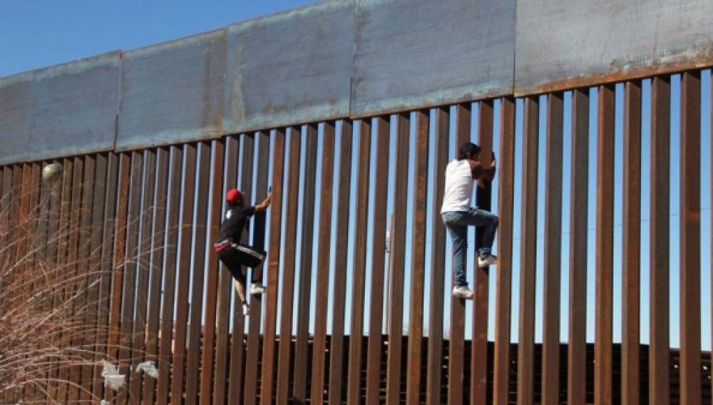 Muere un inmigrante al intentar escalar la valla fronteriza en Texas