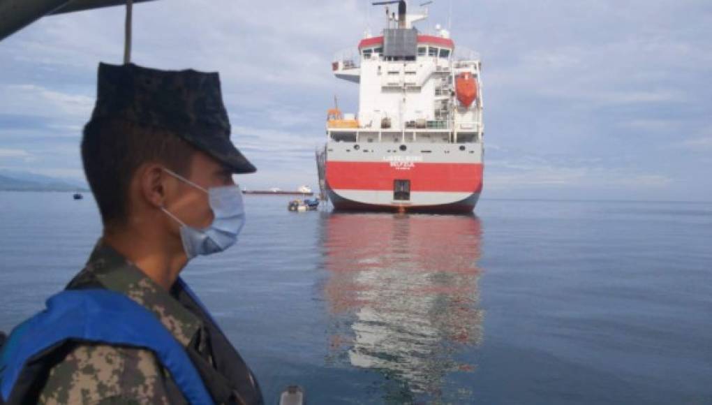 Barco con hospitales llega a muelle de Puerto Cortés