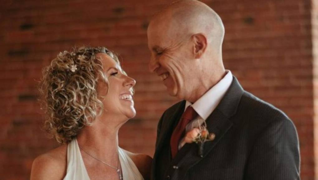 Hombre con alzhéimer le propuso matrimonio a su esposa tras olvidar que estaban casados