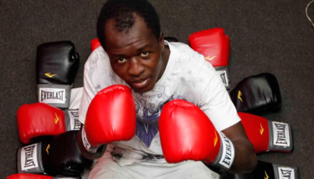 Su récord fue de 18 victorias, 15 por nocaut, 3 por decisión unánime y 10 derrotas.