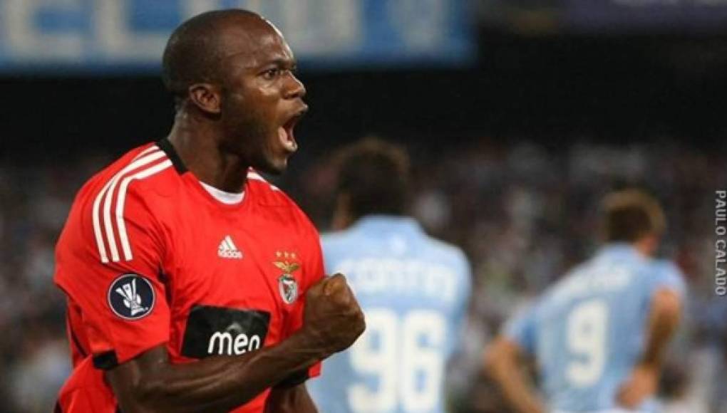 En Portugal el hondureño David Suazo celebró la obtención de una Copa de la Liga con el Benfica.