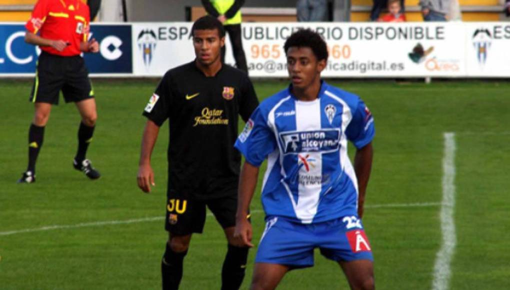 Su primera experiencia fue en la temporada 2011/2012 cuando llegó al Alcoyano, de la segunda división de España, donde jugó 23 partidos de Liga, 1 de Copa del Rey, anotando dos goles.