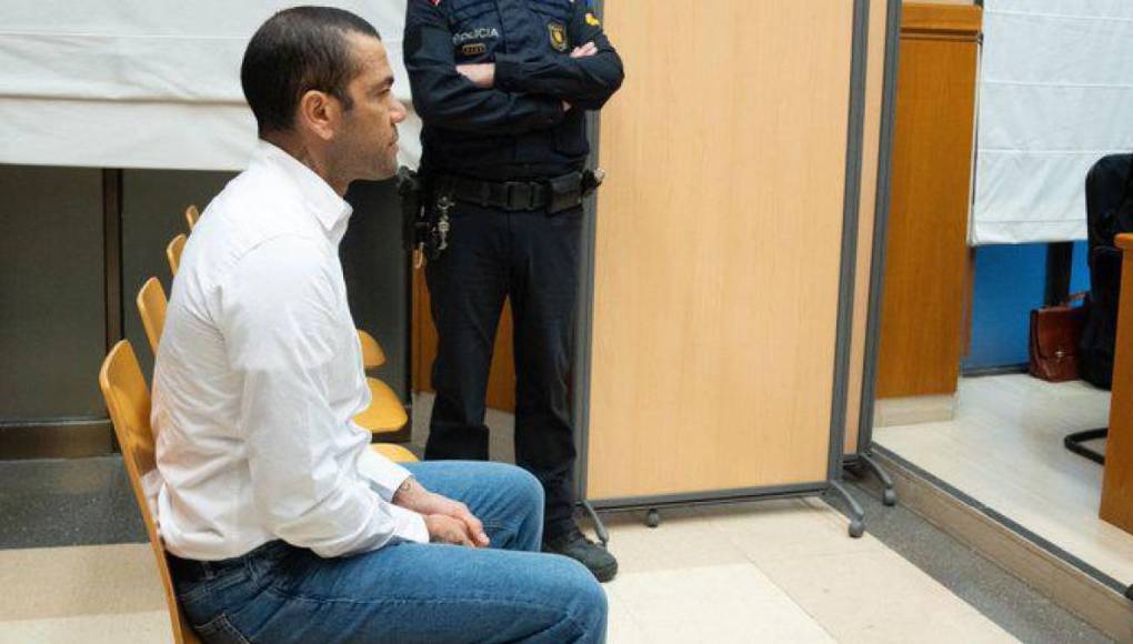 En un principio, salió a la luz que la modelo canaria había huido del domicilio que compartía con Dani Alves poco antes de que el brasileño abandonara su celda en Brians 2. 