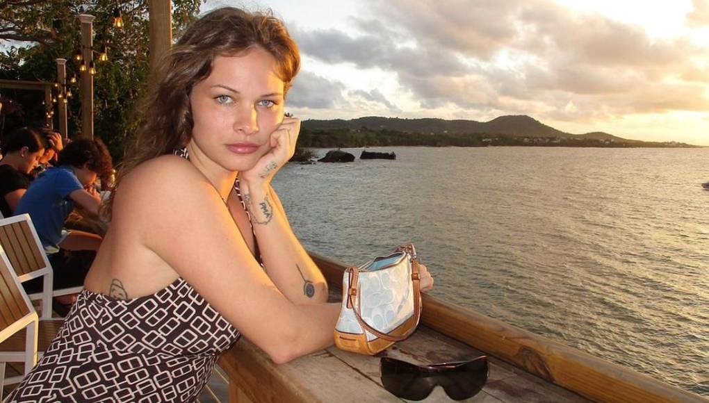 “Ayer mi familia recibió la noticia de que nuestra dulce, fabulosa, creativa, cariñosa y divertida Eva, mi hermosa hermana, ha muerto”, escribió Joy en la citada red social.