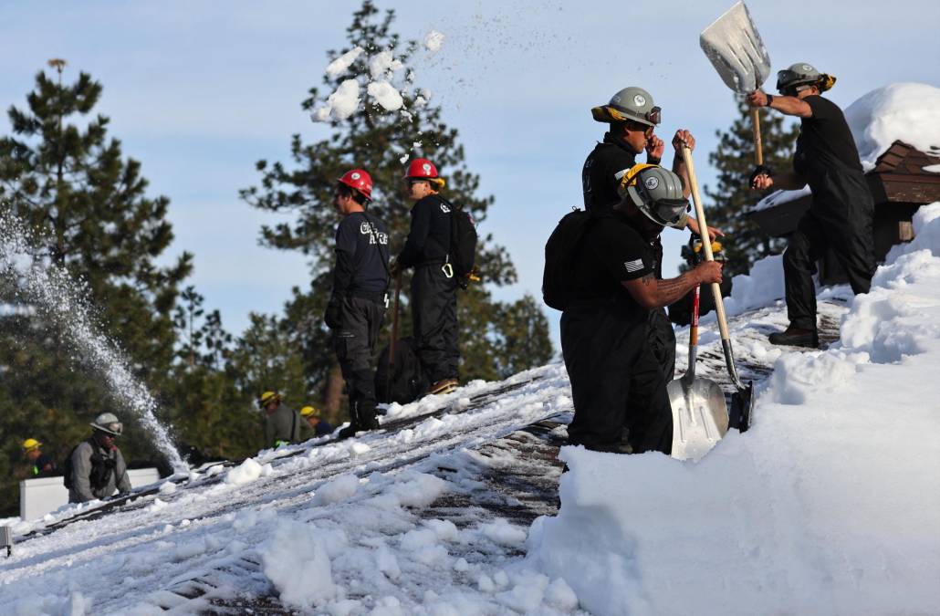 Bomberos de ciudades como Lake Arrowhead se han quedado sin capacidad para responder a la emergencia, según reportó el periódico Los Angeles Times.