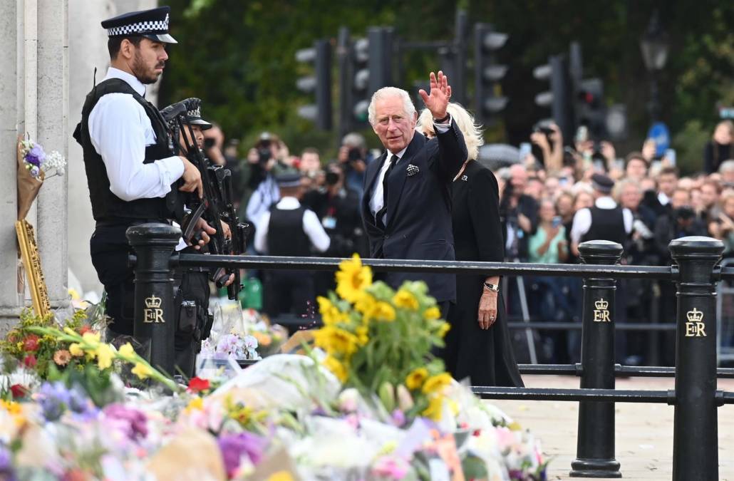 Cañonazos, homenajes y ofrendas: así inicia el adiós a la reina Isabel II (Fotos)