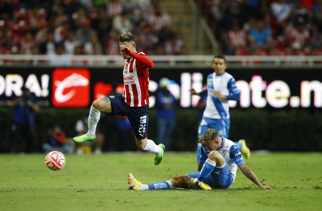 La acción fue aparatosa, sobre todo porque el jugador del Puebla levantó la pierna lastimada, producto de la inercia de la jugada, por lo cual quedó en evidencia la gravedad de la lesión.