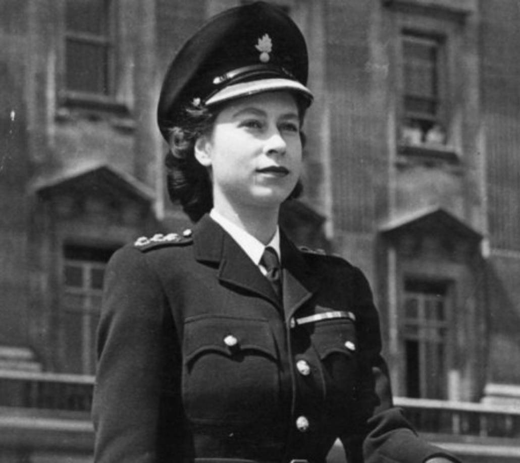 Fue el 21 de abril de 1926 cuando la pequeña Elizabeth Alexandra Mary Windsor, llamada por su familia Lilibeth, nació en Londres, como la primogénita de los duques de York, y cuando era su tío Eduardo, quien estaba destinado a reinar, aunque solo lo hiciera menos de un año en 1936. Hacia el final de la Segunda Guerra Mundial, a los 18 años, se enroló en las Fuerzas Armadas como conductora.