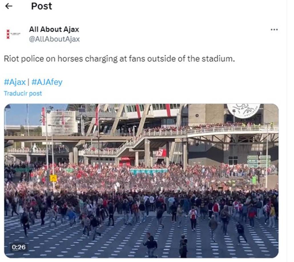 Afuera del estadio, los policías intentan alejar a los aficionados de las inmediaciones del lugar.
