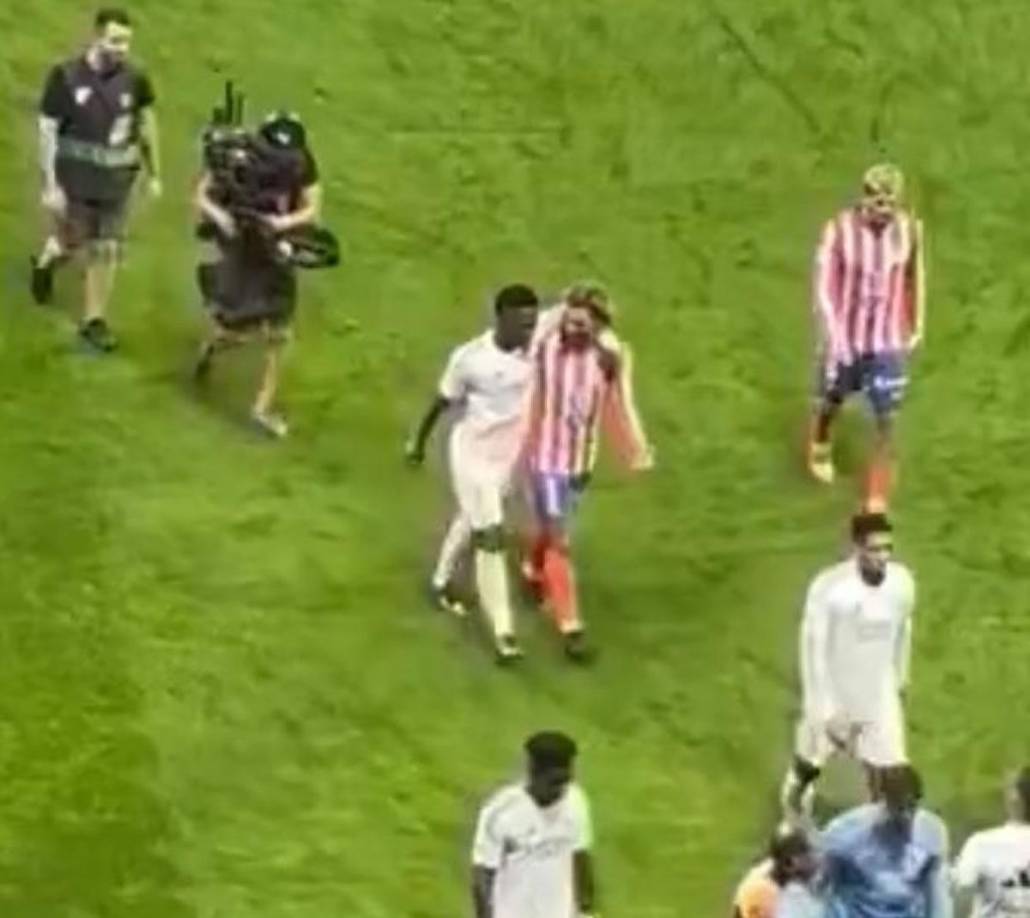 Al medio tiempo del partido, Vinicius y Antoine Girezmann se fueron abrazados y charlando del campo al vestuario.