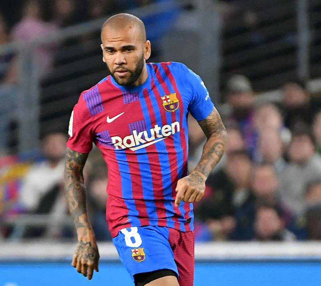 Dani Alves - El lateral brasileño está pendiente de resolver su futuro con el FC Barcelona. El jugador firmó hasta final de temporada con otra opcional, pero queda una conversación pendiente para concretar su situación. En el Barça están contentos con su implicación en el equipo, su rol como veterano con los jóvenes, por todo lo que ha aportado. Y también con su rendimiento. Pero en la decisión hay una parte sentimental, por ser una emblema del club.