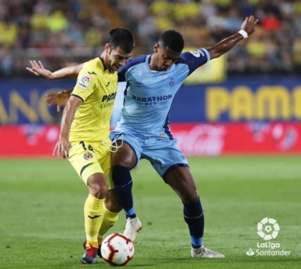 'Choco' Lozano disputa el balón con Manu Trigueros, del Villarreal.