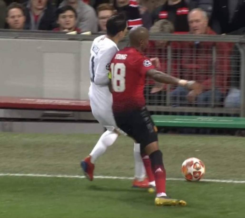 El duelo se comenzó a calentar y Ángel Di María, ex jugador del Manchester United, tuvo un ambiente hostil en el Teatro de los Sueños. El lateral Ashley Young inció la controversia luego de que empujó al argentino contra las vallas de publicidad.