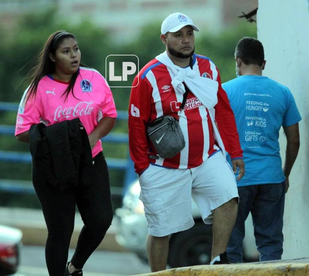 Los portones del estadio capitalino se abrieron pasadas las 5.00 de la tarde.