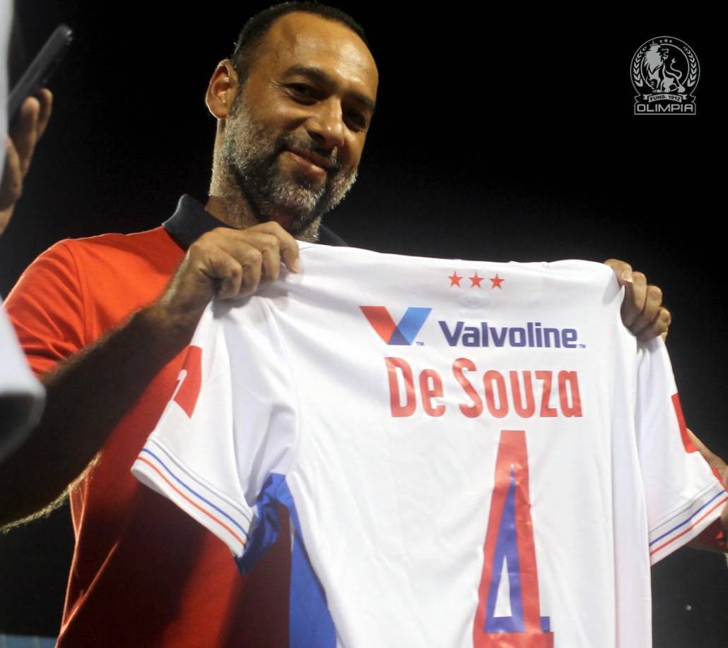 Al medio tiempo del partido, el Olimpia rindió un lindo homenaje a Fabio de Souza, exjugador merengue. Tributo para una leyenda olimpisa.