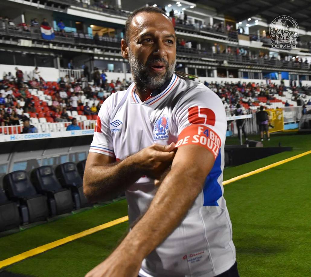 Fabio de Souza no dudó en ponerse la camiseta y un gafete de capitán especial que le regaló el Olimpia.