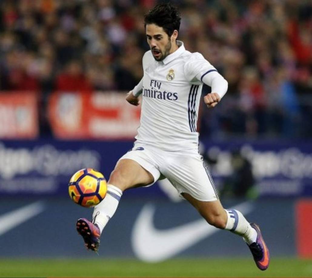 El Arsenal FC volverá a intentar el fichaje de Isco Alarcón. El mediapunta español tiene una presencia intermitente en las alineaciones del Real Madrid. Además, su contrato en el club blanco termina en junio de 2018, una circunstancia que quieren aprovechar los equipos interesados en su fichaje. Según Daily Mirror, el club inglés maneja dos alternativas para incorporar a Isco: - Obtener su cesión en enero con el compromiso de pagar un traspaso en el verano de 2017 para adquirirlo en propiedad. Y fichar al jugador en el mercado estival de 2017.