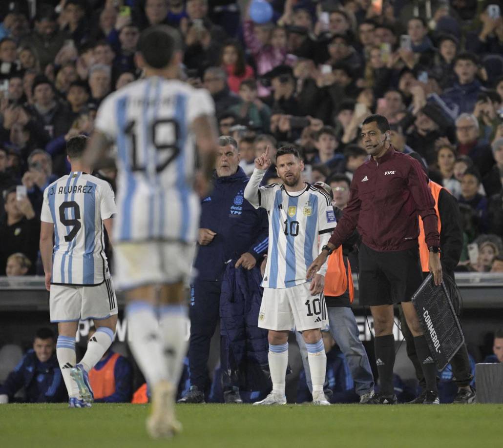 El crack rosarino ingresó al minuto 53 por Julián Álvarez y mientras que la afición del Estadio Monumental se rindió a sus pies en cuanto ingresó al campo.