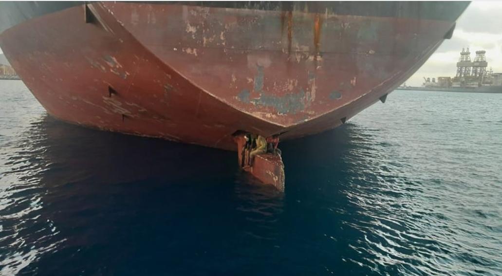 España niega asilo a tres migrantes que viajaron como polizones en un petrolero