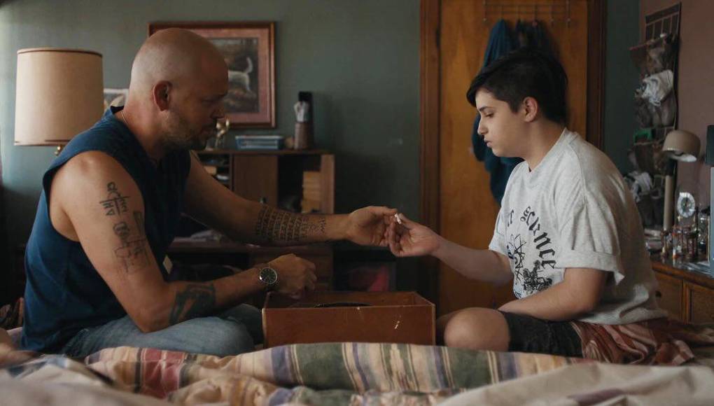 “In the Summers” muestra el recorrido de todo un viaje de dos hermanas que durante la formación de sus vidas guían a su amoroso, pero volátil padre, para compartir sus visitas anuales de verano en su casa de Las Cruces, Nuevo México,