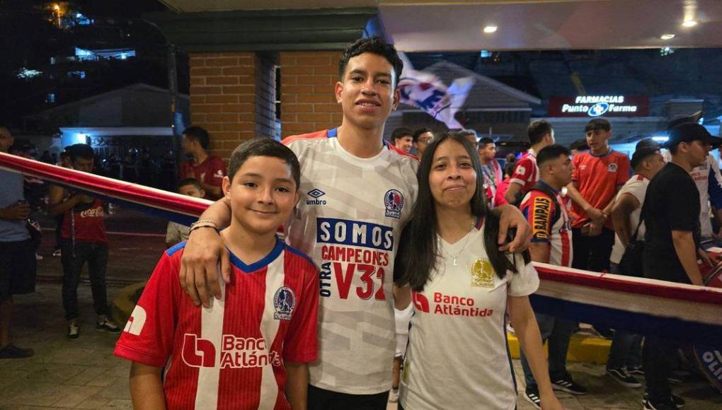 Los jóvenes también llegaron a la fiesta de los aficionados Albos en la noche previa a la gran duelo ante el Monstruo Verde.