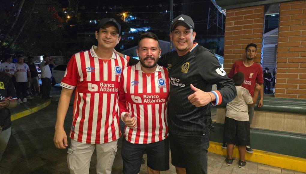 Una gran cantidad de aficionados se unió al Banderazo de la Ultra Fiel la noche antes de la primera batalla ante Marathón. 