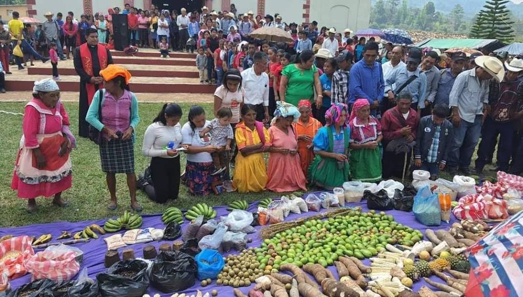 El padre Omar Fidel Flores acompañó a la feligresía en sus actos de fe realizados en las afueras de la iglesia de Santa Cruz, Lempira. 